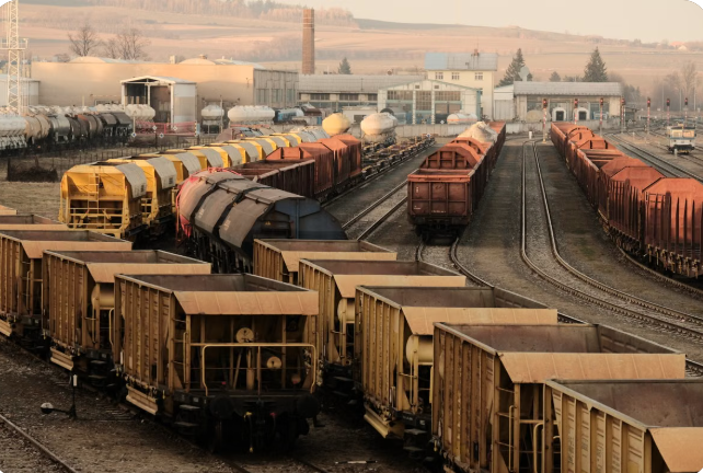 Yük treni ve konteynerler